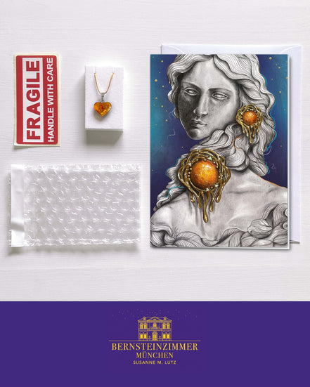 A02P · "Elise mit Bernsteinschmuck" · Grußkarte mit echtem Bernstein-Anhänger in Herz-Form