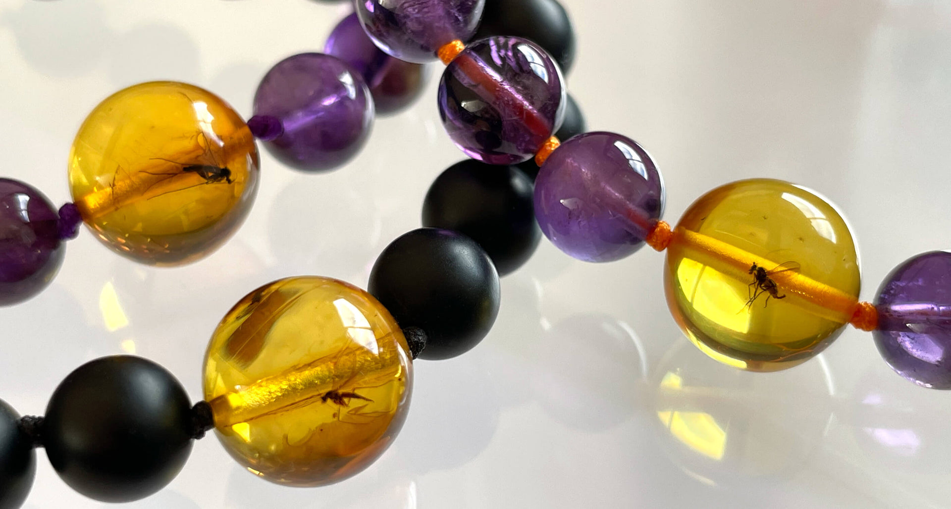 Armbänder mit Amethyst, Onyx und Bernstein-Inkluse