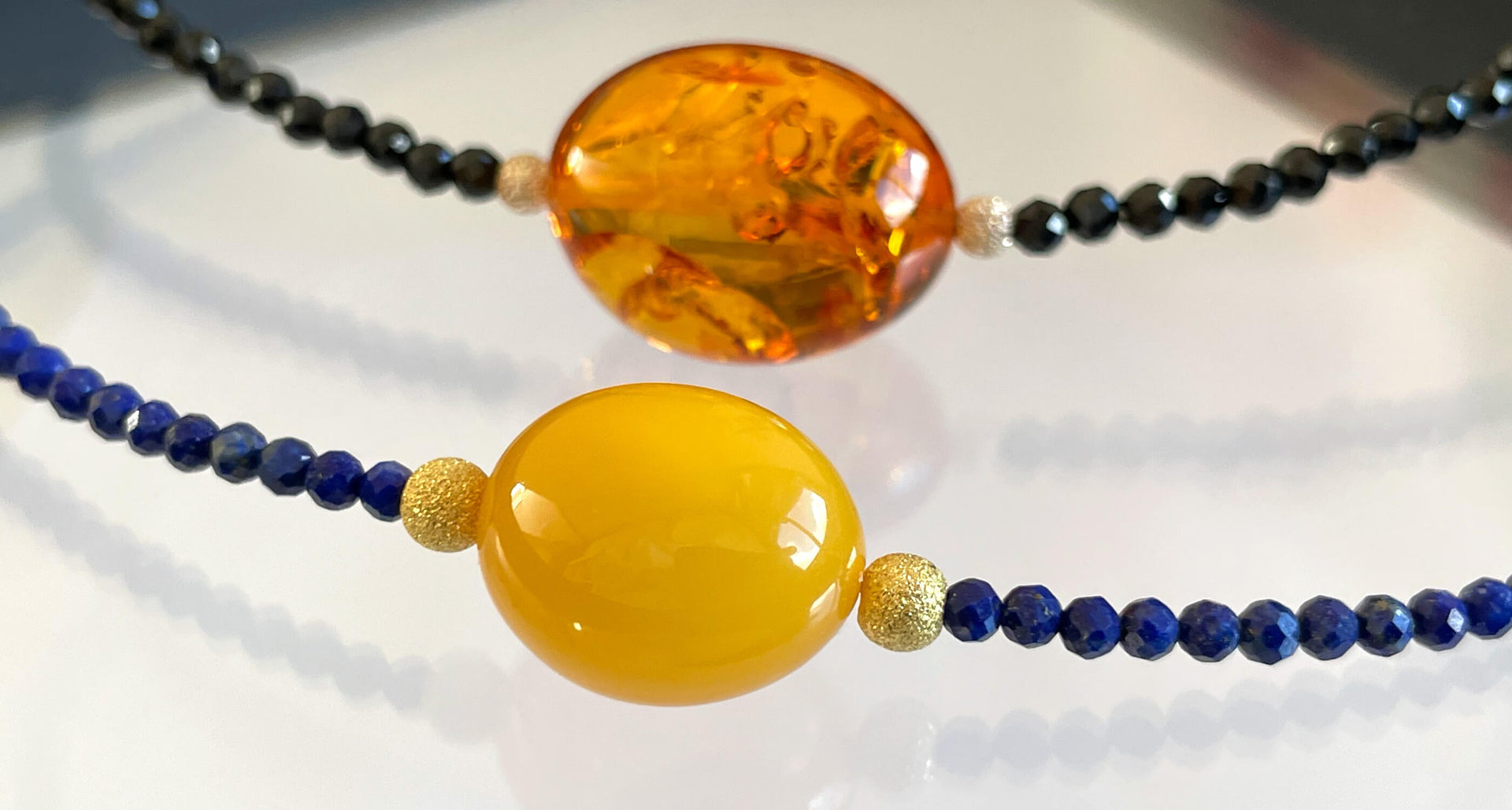 Bernstein-Ketterl aus echtem Bernstein kombiniert mit Lapislazuli und anderen Edelsteinen.