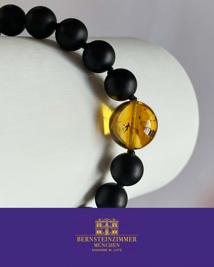 "Orion Nr. 1" Armband mit Bernstein-Inkluse & Onyx Gr. XXL · Unikat